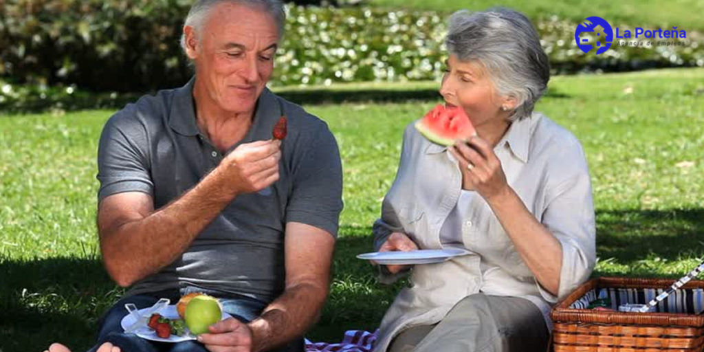 comer-fruta-cuidadoras-ancianos-lima